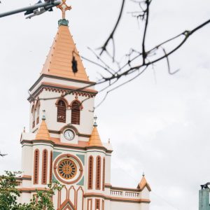 Petroglifos, cultura, cacao y naturaleza